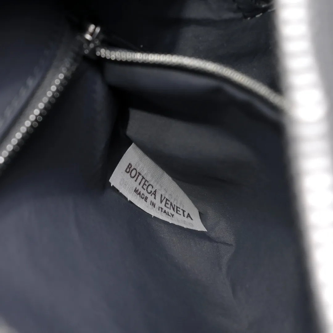 Batch 1280 BOTTEGA VENETA 2024 new INTRECCIATO classic toiletry bag, the choice of discerning people. The low-key luxury quality is the interpretation of its brand. If you like low-key BV, it is the first choice~~ Style number: 7799 Size: 26*13*10cm